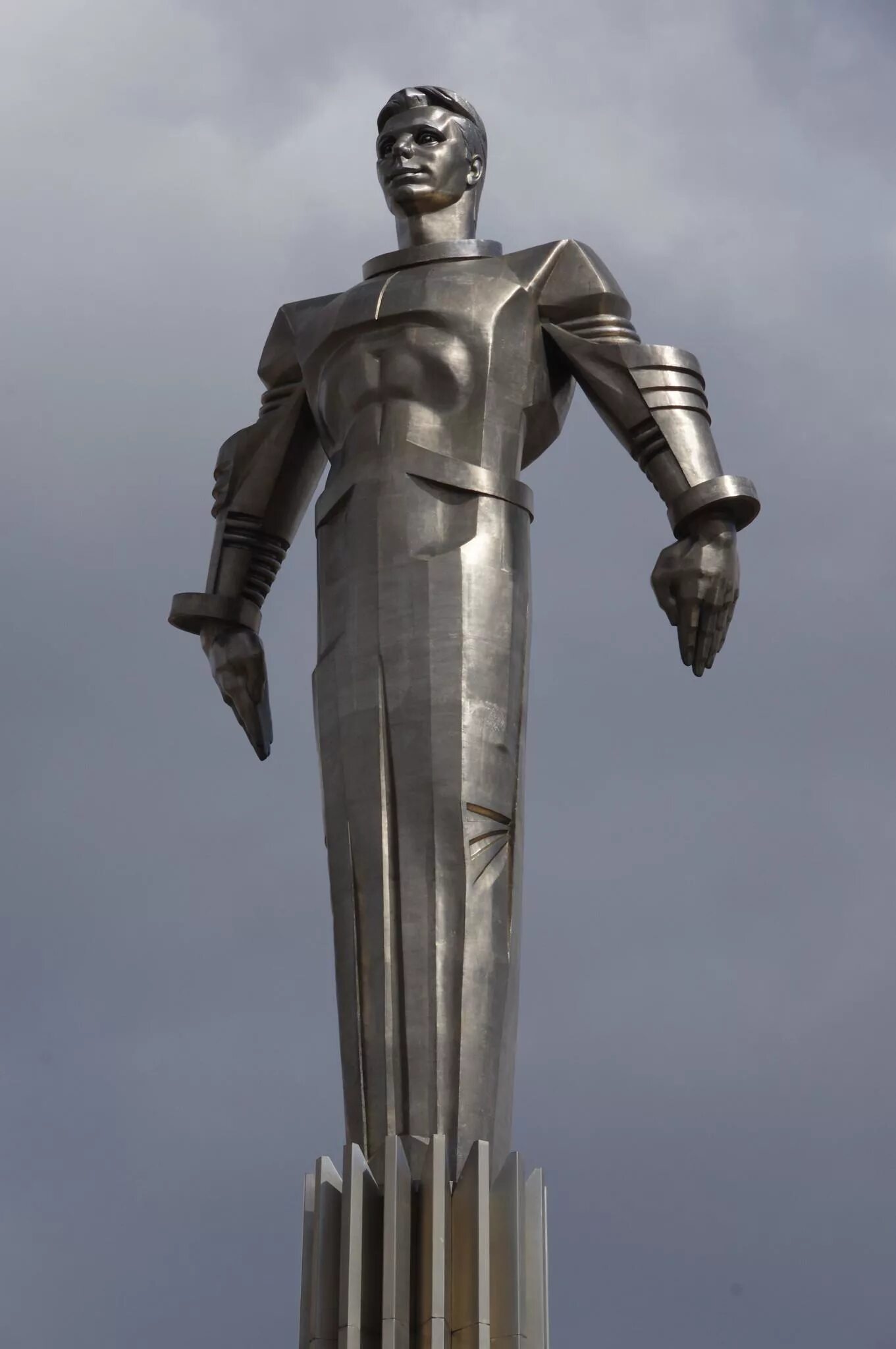 Ленинский проспект памятник гагарину. Памятник гагарину на площади гагарина. Памятник юрию гагарину на площади гагарина в москве. Памятник гагарину на ленинском проспекте. Монумент юрию гагарину.