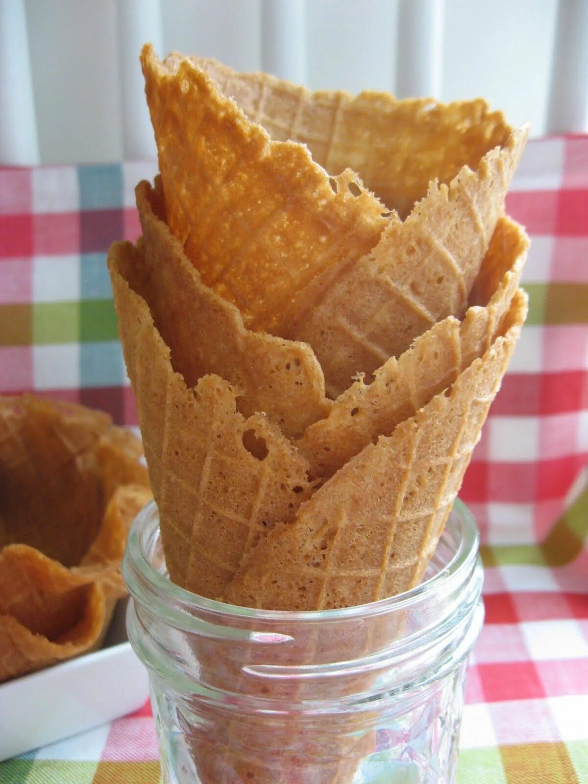 Рецепт вафельного мороженого. Мороженое с вафельными коржами. Вафельный рожок для мороженого. Бельгийские вафли трубочки. Мороженое с бельгийскими вафлями.