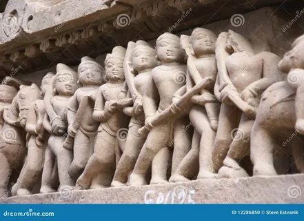 Воины и наездники короля, carvings на виске Lakshmana на Khajuraho в Индии,...