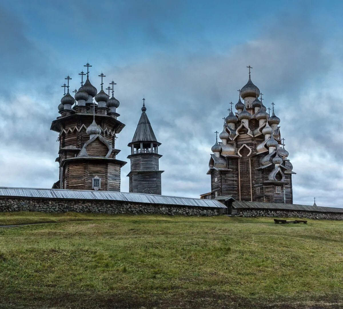 Остров кижи и музей традиционной деревянной архитектуры. Кижи музей-заповедник. Ансамбль Кижи. Ограда остров Кижи Карелия. Кижи ограда Кижского погоста.