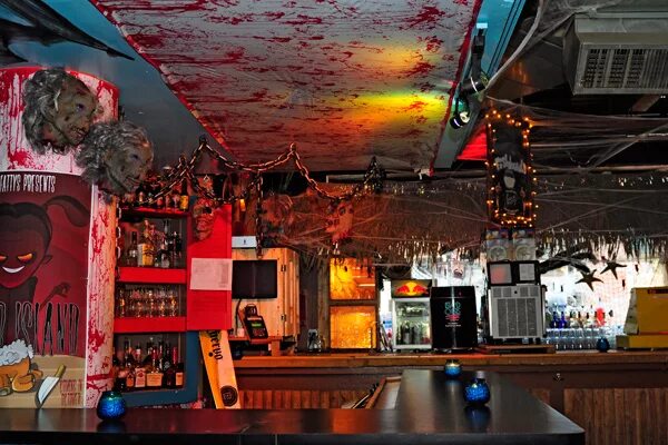 Хэллоуин бар владивосток. Мероприятие хэллоуин для бара. Бар в стиле хэллоуин. Halloween bar. Halloween bar.