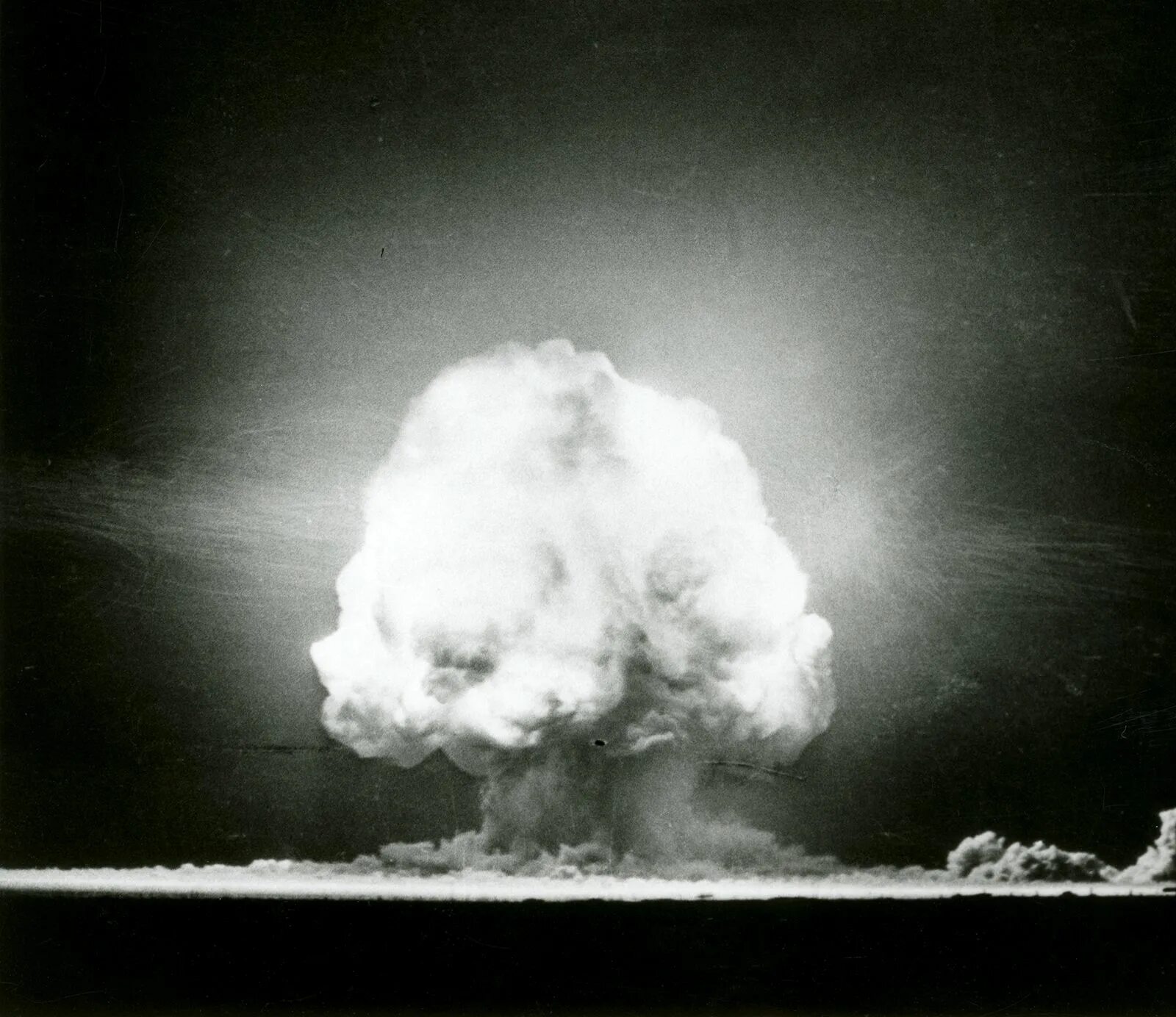 Испытание первой атомной. Испытание ядерного оружия в Нью Мексико в 1945. Взрыв первой ядерной бомбы в 1945. Тринити испытание ядерного оружия. Первое испытание ядерного оружия в Нью Мексико.