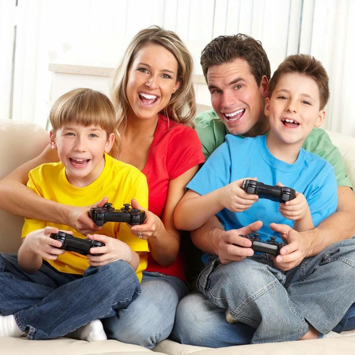 Игра parent parent. Родители и дети. дети играющие в компьютерные игры. развлечения для семьи. ребенок с джойстиком.