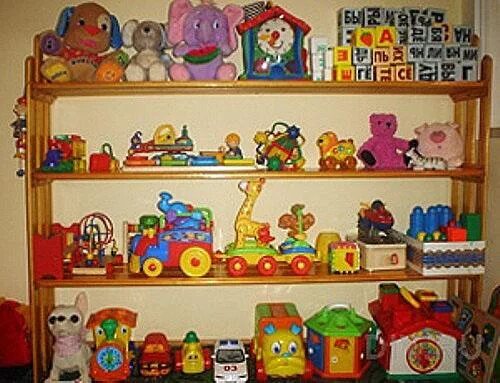 Детские игрушки на полках. Шкаф для игрушек. Игрушки в полке. Детские полки для игрушек. Полка с игрушками в детском саду.