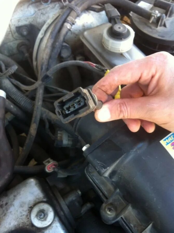 Датчик оборотов двигателя ваз приора. Реле генератора приора 126 мотор. Замена датчика спидометра на калине. Датчик тахометра калина. Датчик спидометра на калине 1.