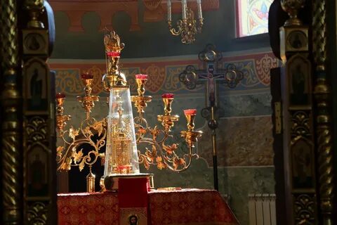 Женщина в алтаре