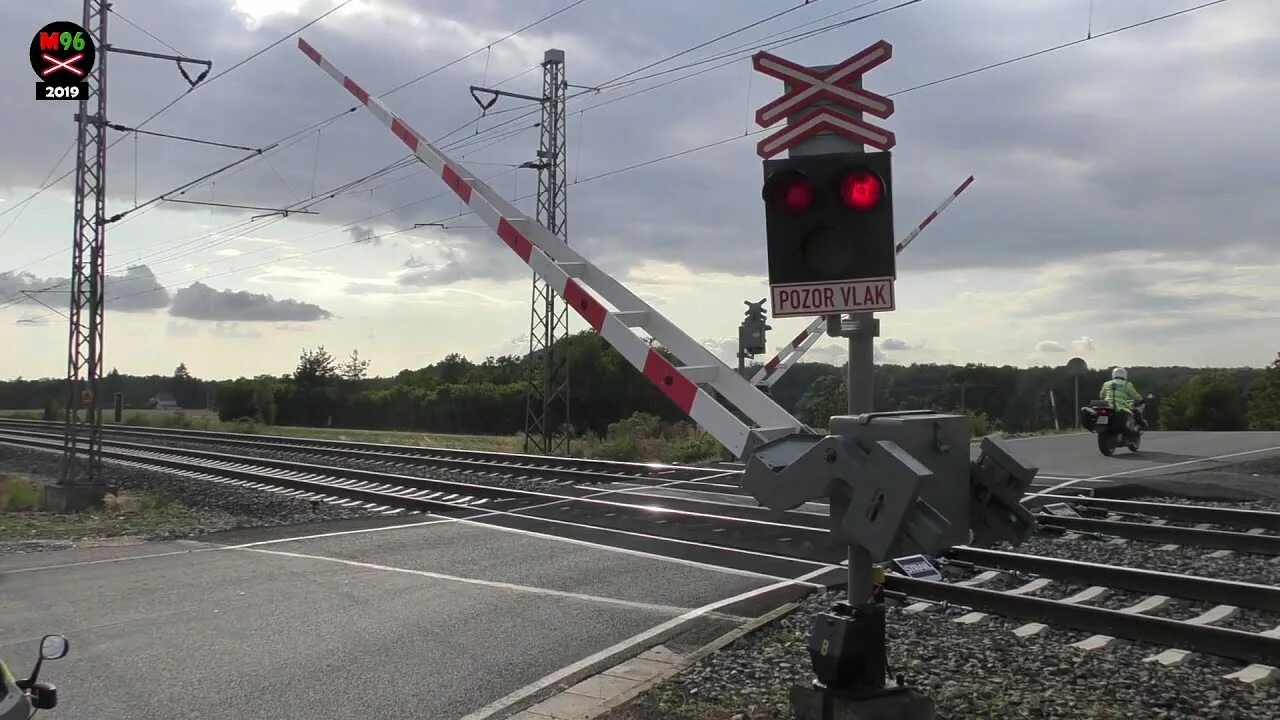 Пробка жд переезд. Железнодорожный переезд. светофор на железнодорожном переезде. жд переезд. светофор на жд переезде.