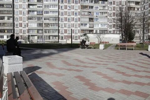 В сквере возле дома было так тихо