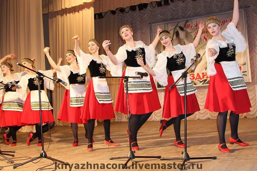Танец сиртаки греки. Сиртаки костюм. Национальный костюм кипра. Греция танец сиртаки. Национальный костюм греции для танца сиртаки.