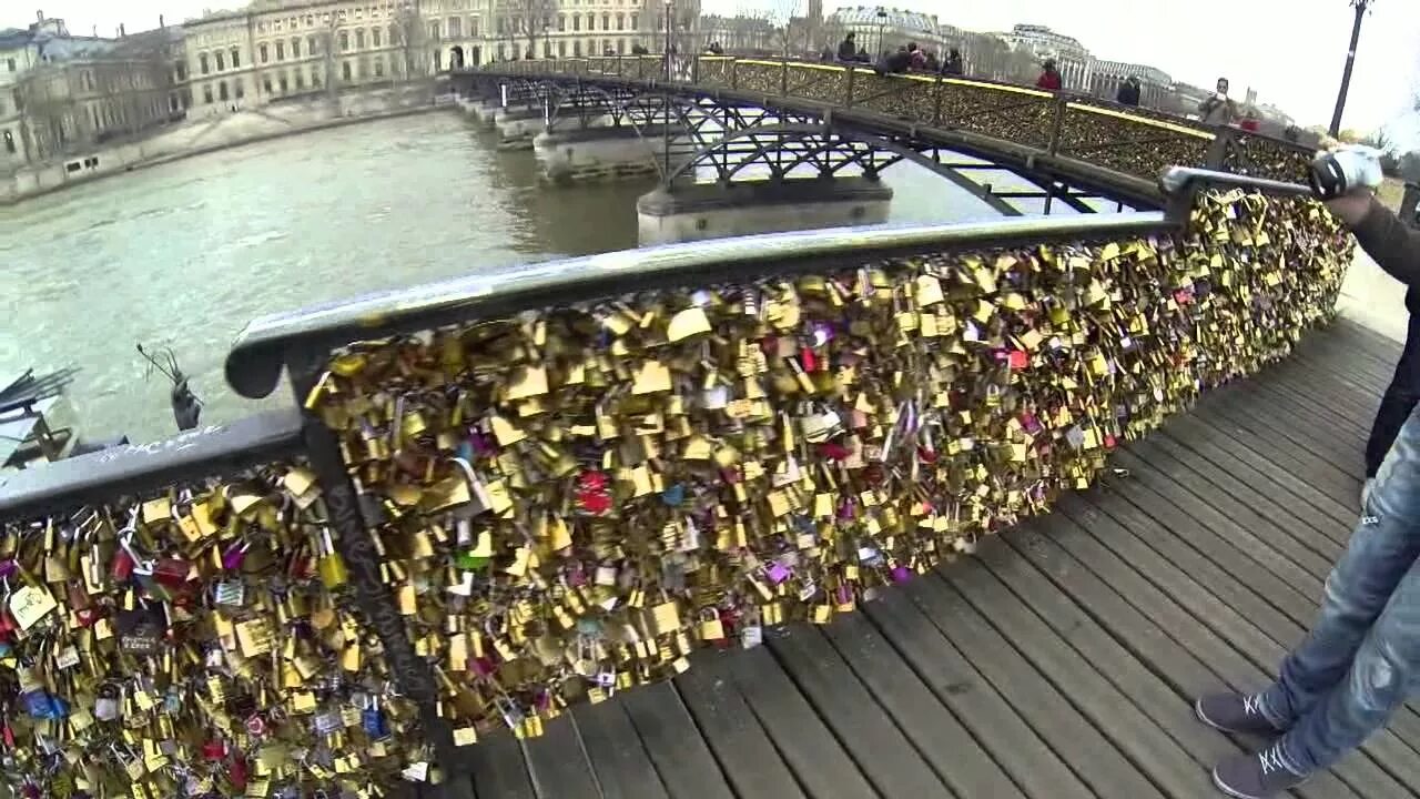 Мост любви где. Мост влюблённых в париже. мост с замками влюбленных в париже. замок с мостом. мост с замками в москве.