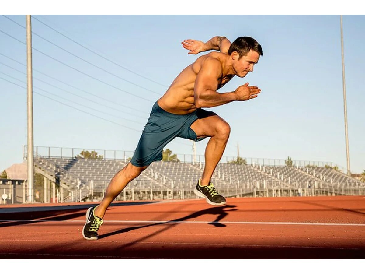 Спортсмен бега. Спортсмен бежит. Спортсмены в движении. Спортсмен тренируется. Спринтерский бег.