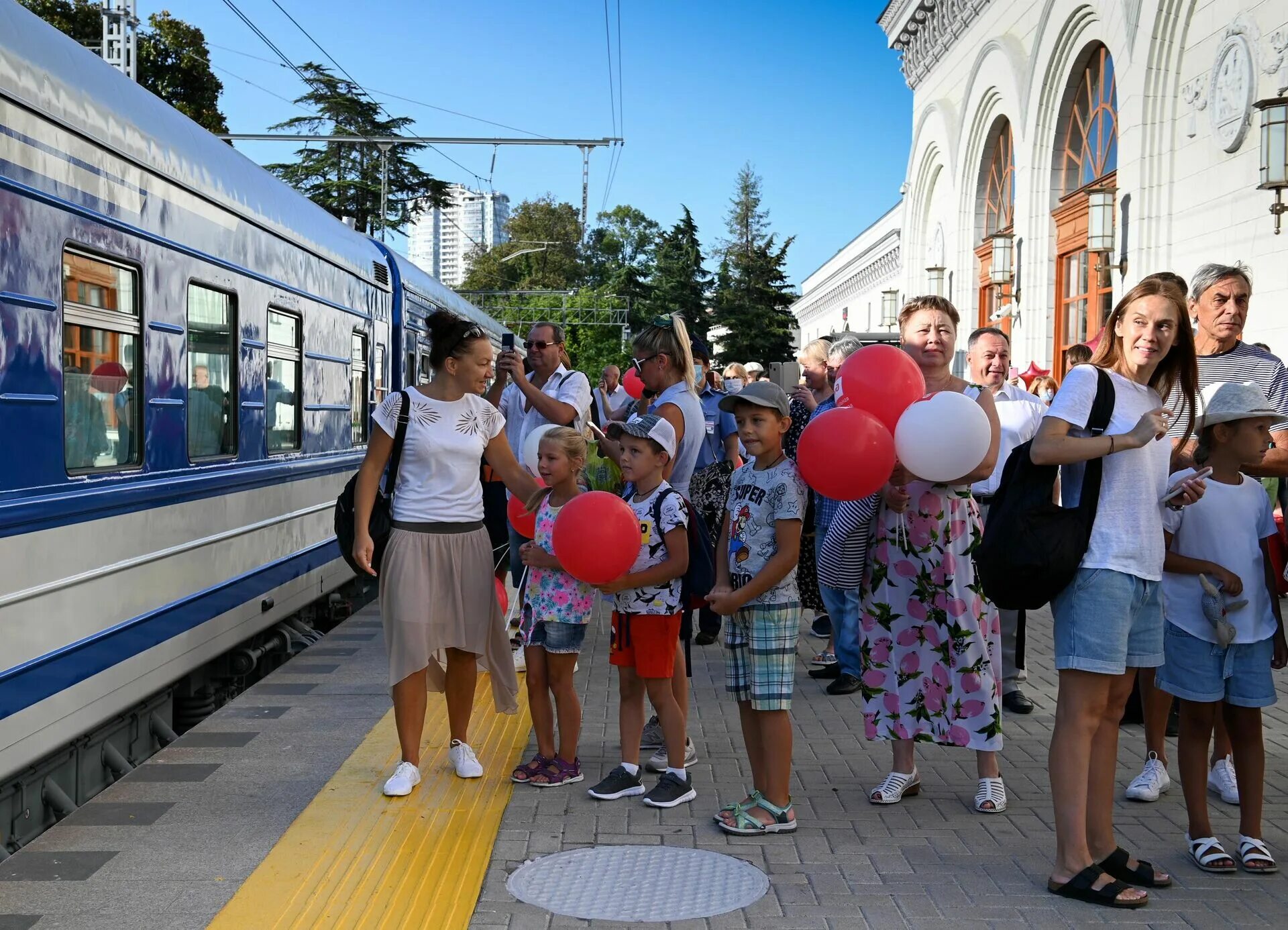 Туристический поезд в абхазию. Ретро поезд Сочи Гагра. Туристический поезд. Туристический поезд Сочи. Туристы в Сочи.