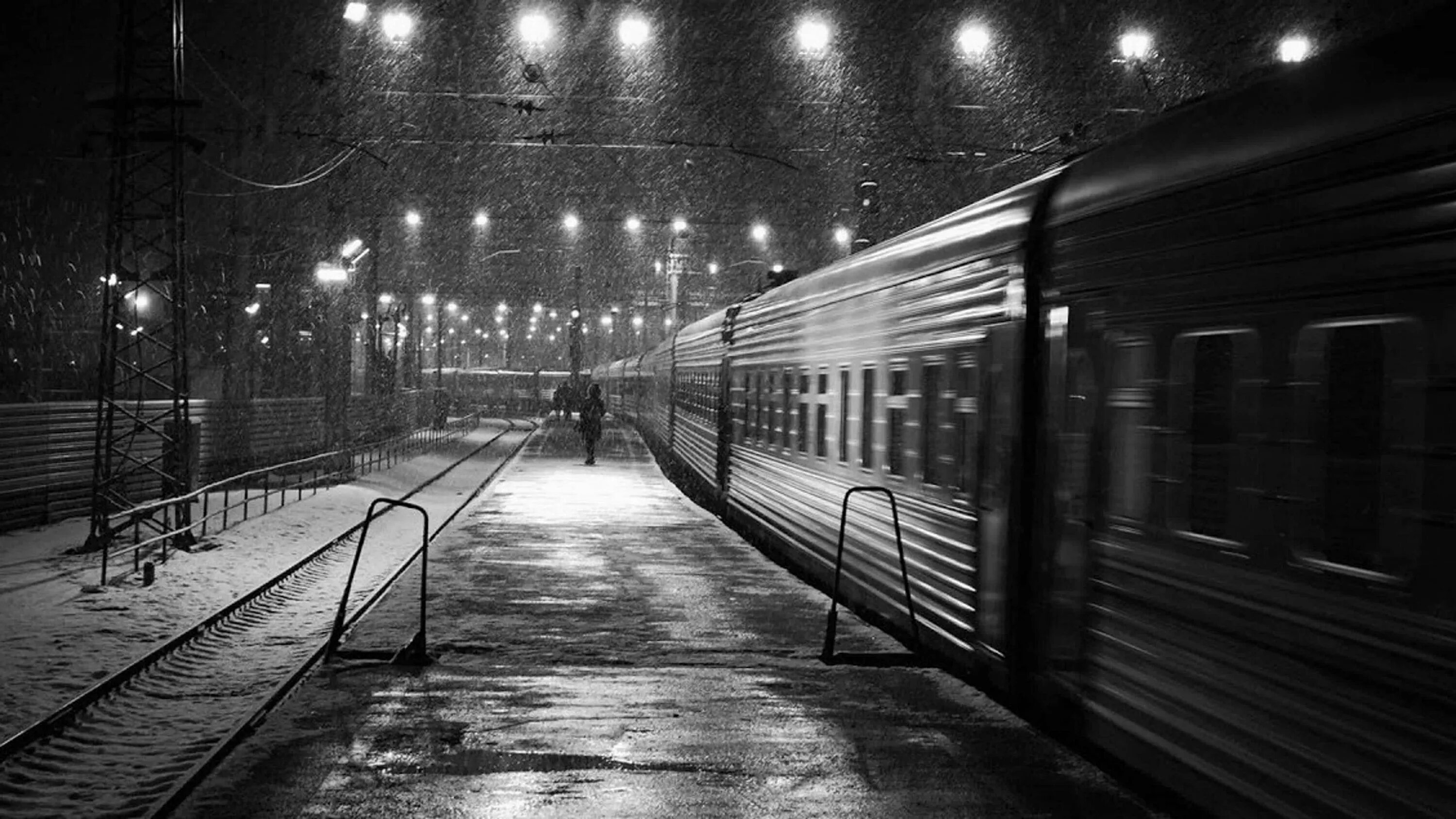 Перрон ночью. Станция ЖД станция перрон. Ночной перрон. Ночной поезд. Поезд ночью.