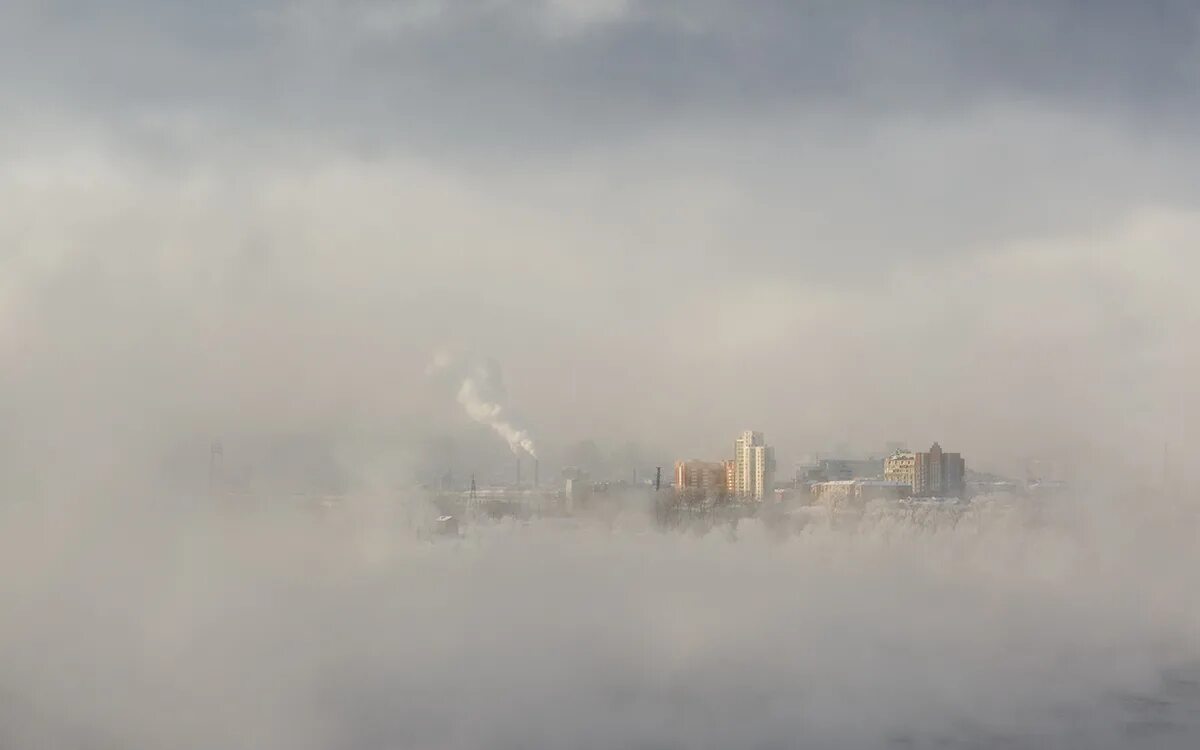 Морозный смог. Режим черного неба красноярск. красноярск смог. черное небо над красноярском. дым над городом.