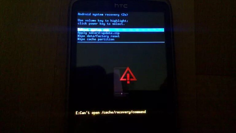 Reboot черный экран. Красный треугольник на экране телефона. HTC треугольник с восклицательным знаком. Чёрный экран с красным треугольником. Ошибка андроид при включении.