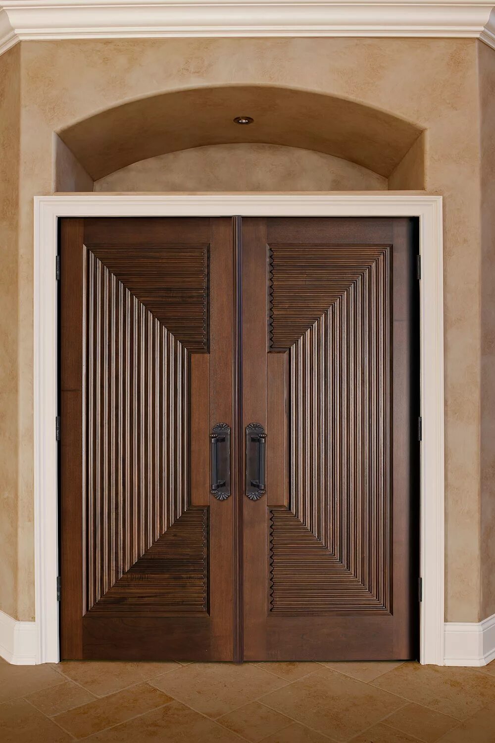Деревянные двойной двери. Двери modern doors design. входная дверь с рейками. современные деревянные двери. двойные деревянные двери.