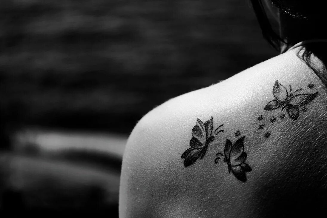 Черно белое тату девушке. Татуировки для девушек. Красивые женские Татуировки на лопатке. Тату на лопатке для девушек. Татуировка бабочка.