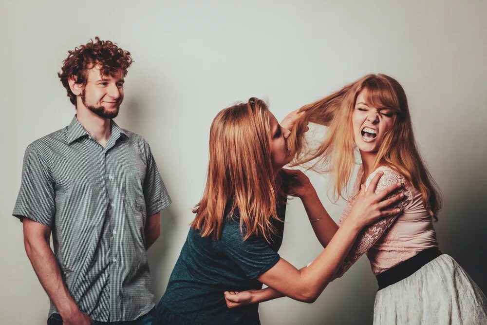 Драки между людьми. Ссора двух девушек. Драки между людьми. Драки между людьми. Конкуренция женщин.