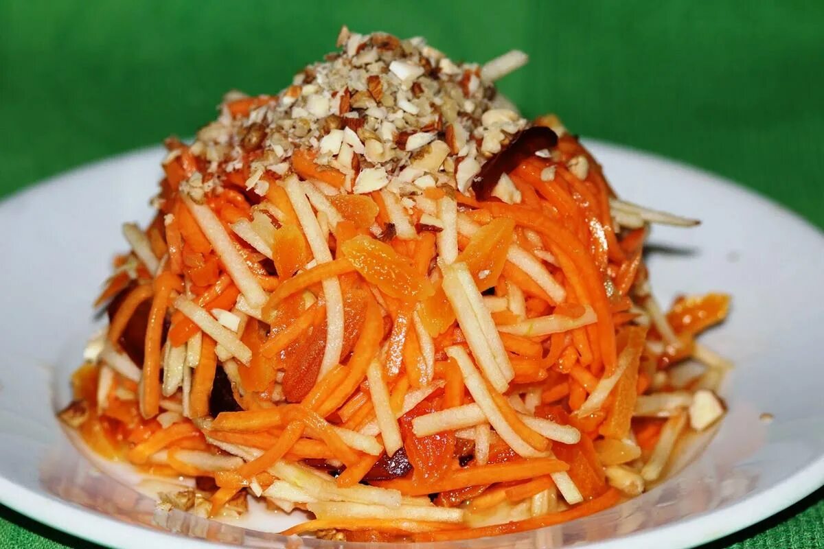 Салат из сырой тыквы и сыра. Салат из тыквы и моркови. салат из тыквы с яблоком. салат из моркови и яблока. салат морковь с яблоком.