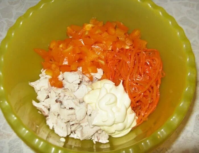 Курица болгарский перец морковь корейская. Салат с куриной грудкой и корейской морковкой. Салат из куриной грудки и корейской моркови. Салат курица корейская морковь перец. Салат морковь грудка перец