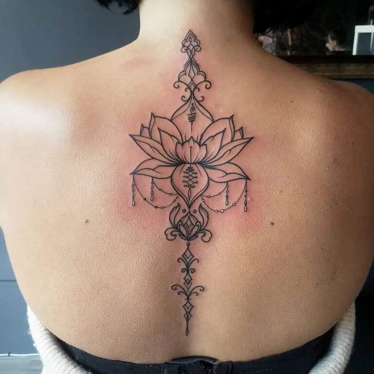Мандала лотос на спине. Тату лотос на шее. Тату лотос. Тату мандала лотос на спине женские. Цветок лотоса тату.
