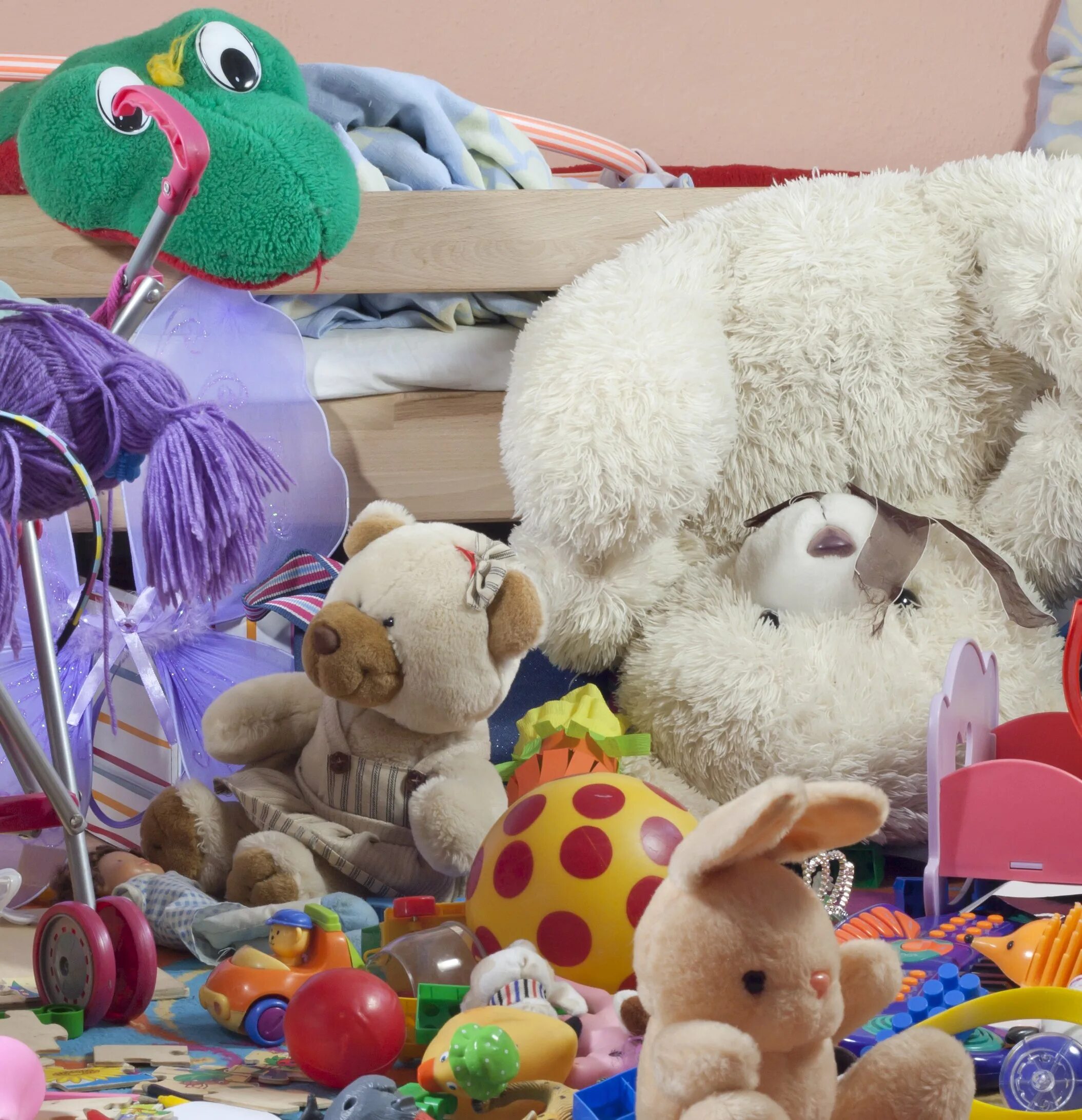 Девочку много игрушек. Много игрушек. Детские игрушки. Много игрушек для детей. Куча мягких игрушек.