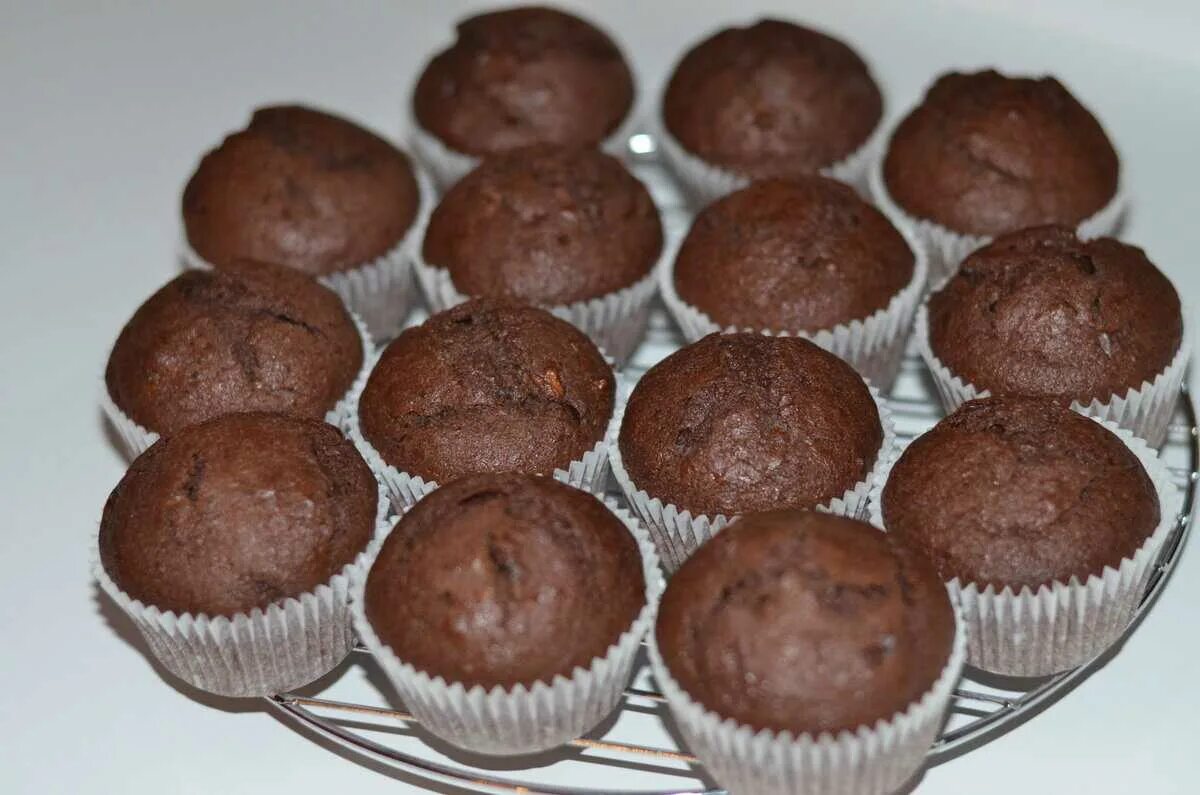 Домашние кексики рецепт простой в духовке. Шоколадный кекс. Шоколадные маффины. Шоколадные кексы в формочках. Шоколадные кексы в силиконовых формочках.