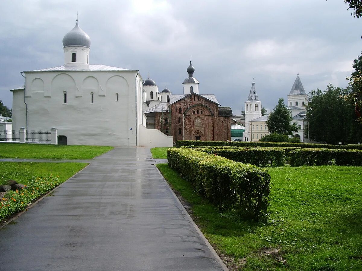 Великий Новгород церкви Ярославова Дворища. Великий Новгород Ярославово Дворище достопримечательности. Ярославово Дворище в Великом Новгороде. Ярославово Дворище Великий Новгород сверху.