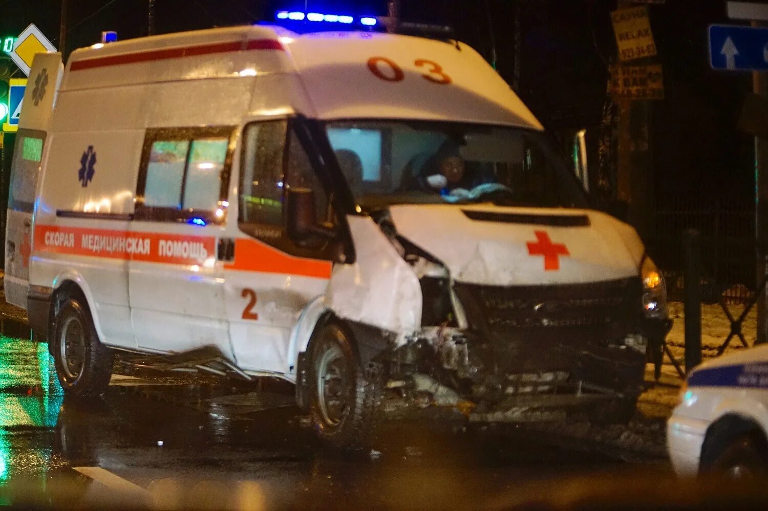 скорый попадаться. машина скорой помощи. дтп хабаровск зил и спринтера видео. покажи разбитые скорой помощи.