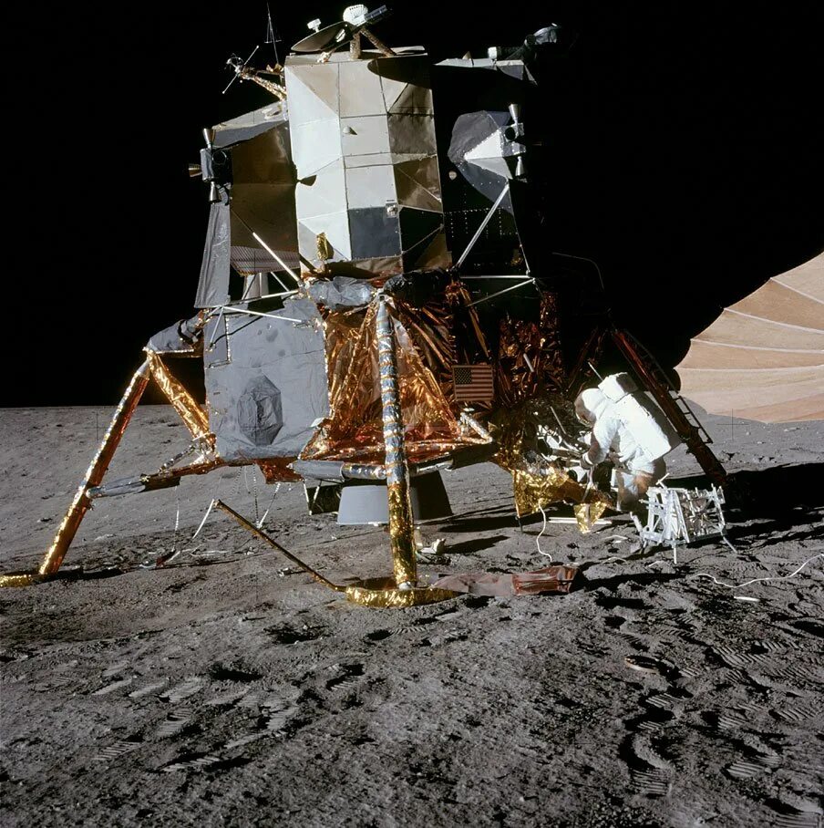 Какой аппарат совершил первую посадку на луну. Космический корабль Аполлон 11. Лунный модуль Аполлон 11 на Луне. Лунный модуль корабля Аполлон 11. Посадочный аппарат Аполлон 11.
