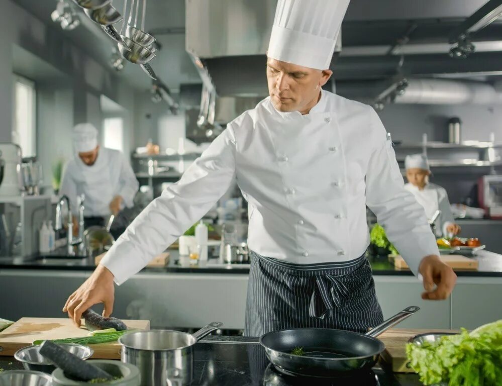 Чем отличается шеф повар от повара. Повар горячего цеха. повар горячий цех. повара в горячем цехе. повар горячей кухни.
