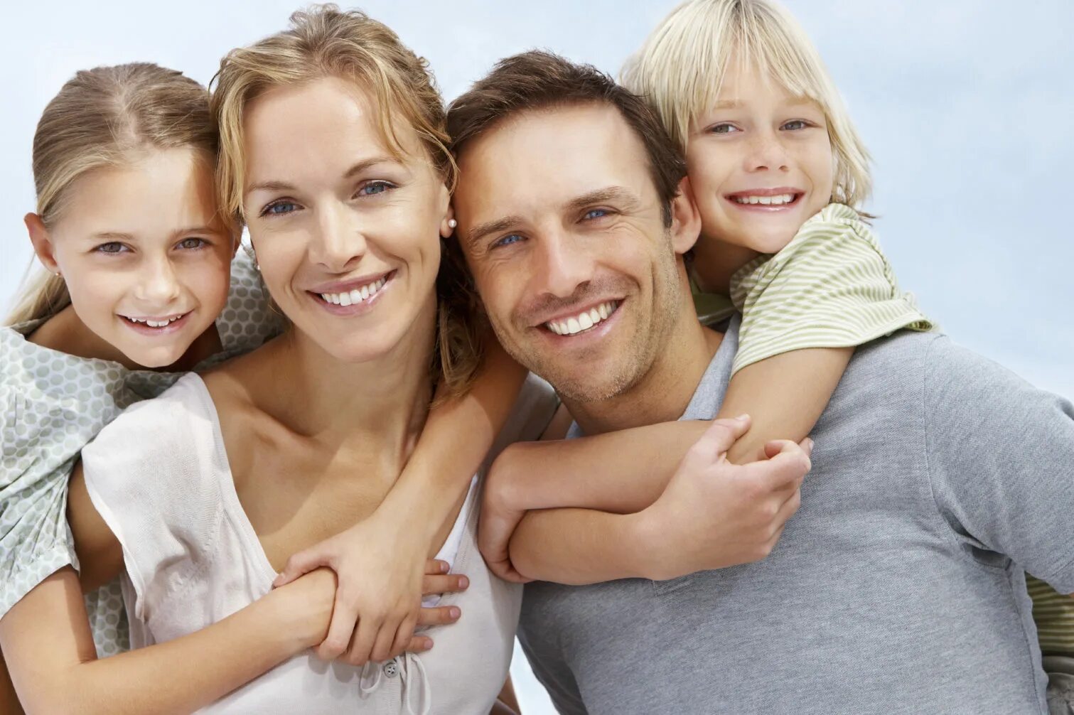 Современный мужчина в семье. Счастливая семья. Портрет счастливой семьи. Счастливые семейные фото. Семя.