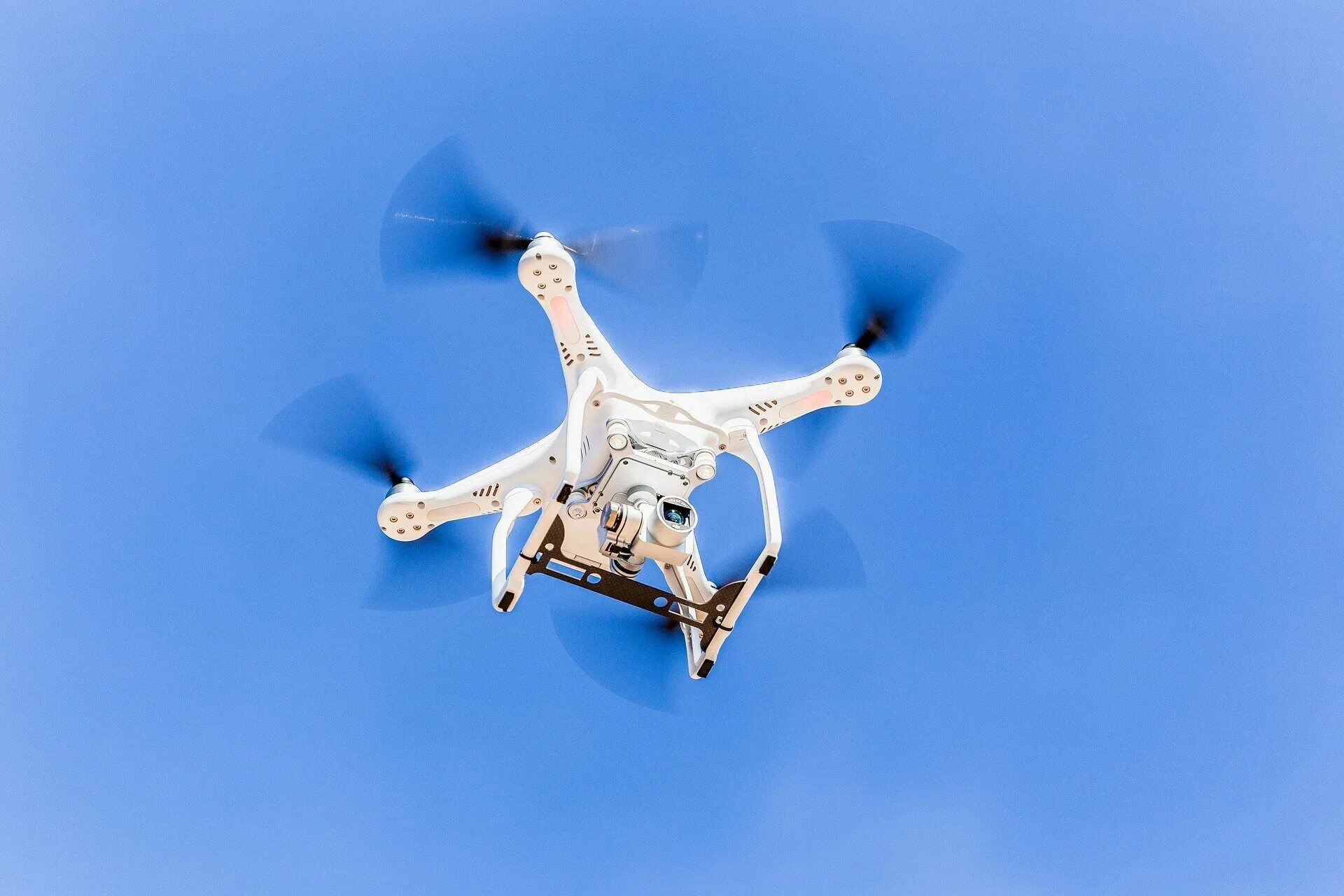 Боевые летающие дроны. Phantom 4 pro в полете. Квадрокоптер летит. Изи дроны убийцы. Дроны летают над дачами.