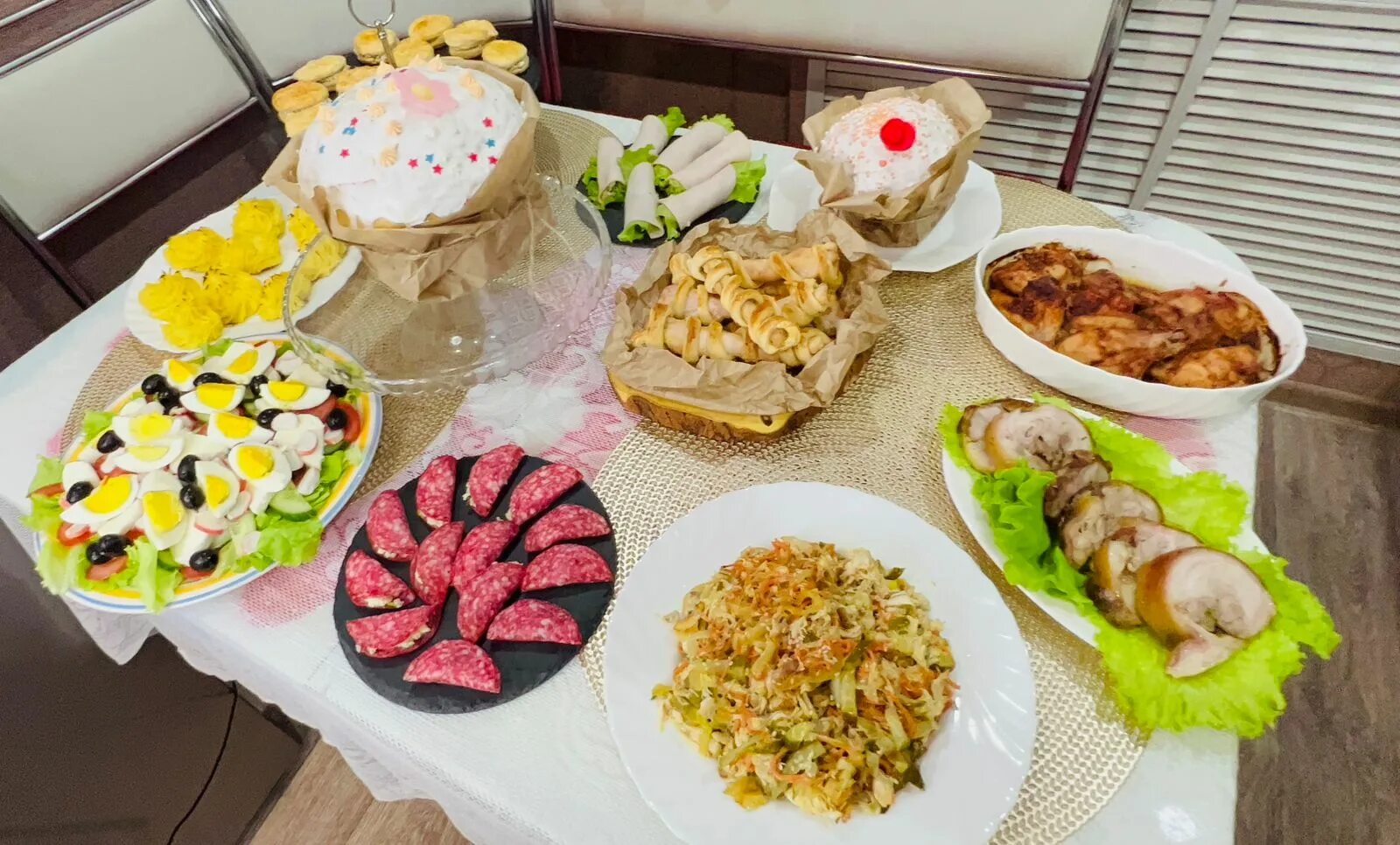 Сервировка закусочного стола. Сервировка праздничного стола. Праздничный стол домашний. Накрыть стол на юбилей. Вкусный стол на день рождения.