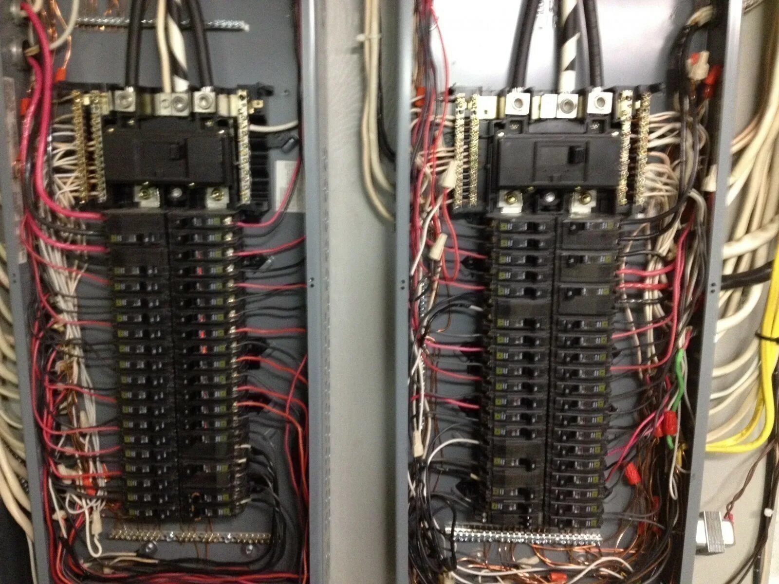 Электрик. Circuit Breaker сервис. Индустроник панель. Electrical Panel.