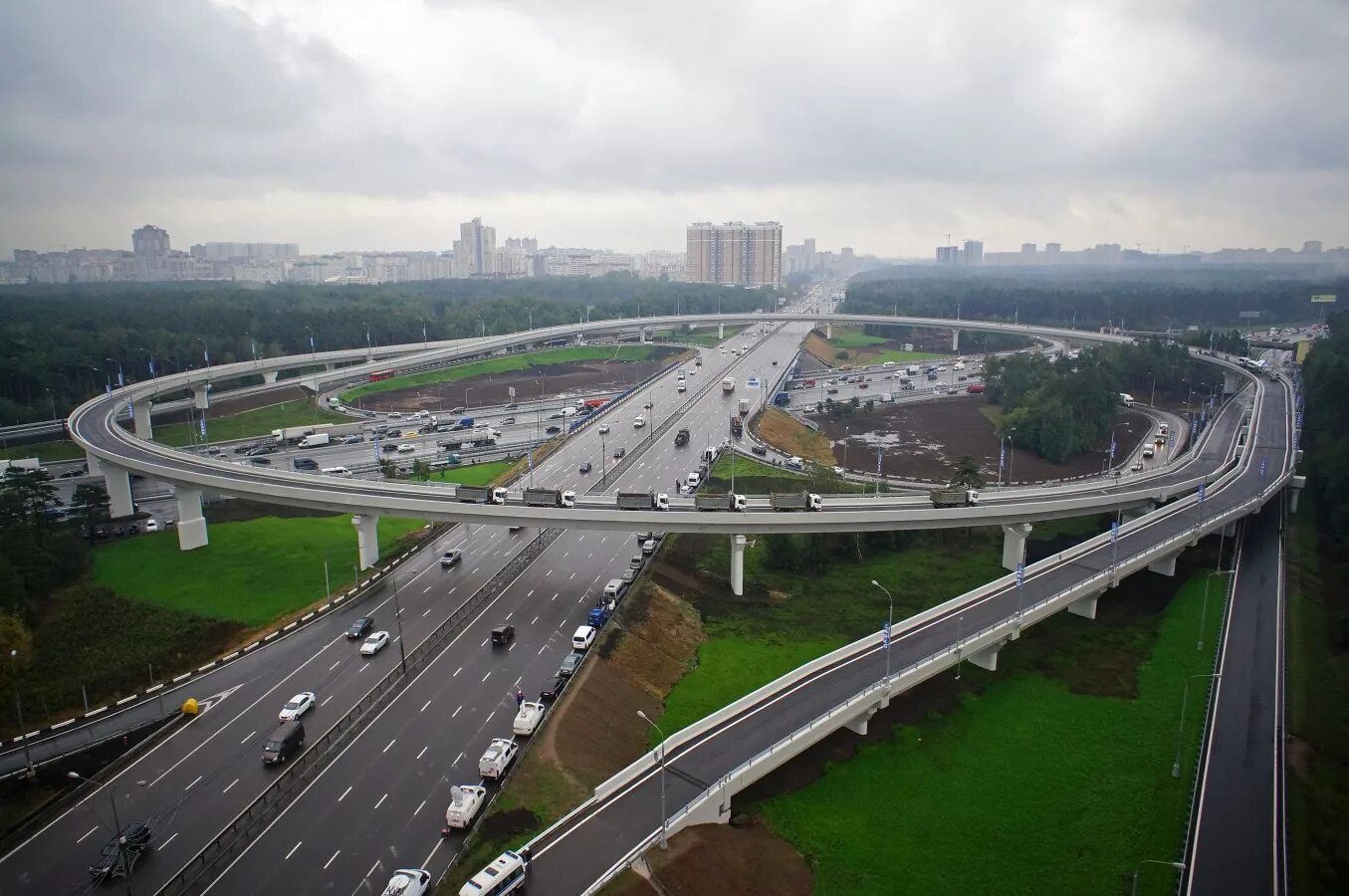 Проектирование дорог в городе. Московская кольцевая автомобильная дорога. московская кольцевая дорога мкад. развязка на мкад химки. развязка на волгоградском проспекте.