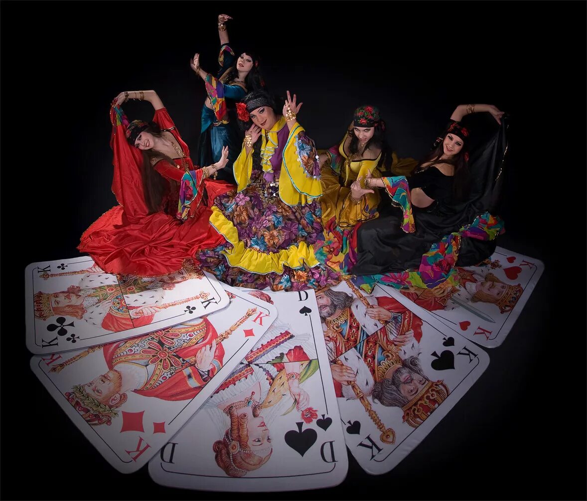 Погадай мне цыганка 9. Песня погадай цыганка. Песня погадай цыганка мне. Погадай мне цыганка 9. Цыганка гадает.