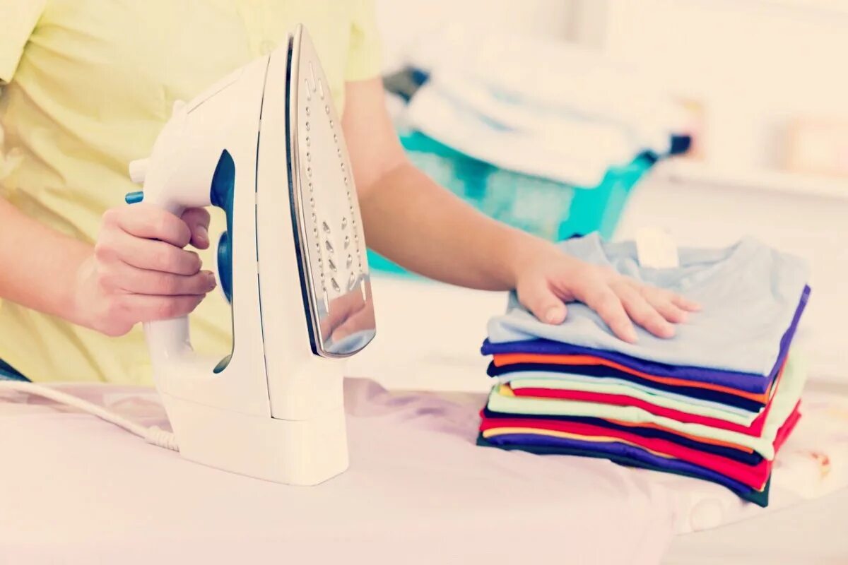 Глажка белья. Стирка гладим. Женщина гладит. Гладить белье. Стирка гладим.