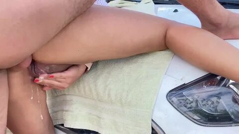 cassette sexuelle d'une brune baisant un homme sur le capot d'une...