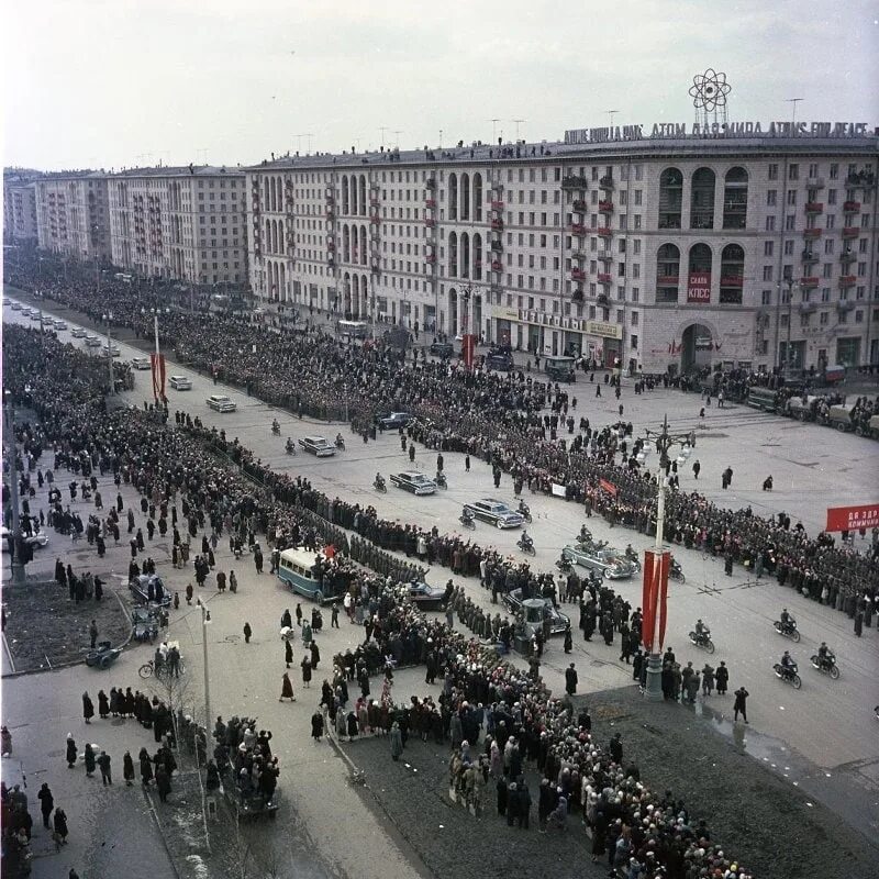 Москва 14 апреля. Кортеж юрия гагарина москва 1961. Гагарин ленинский проспект встреча. Торжественная встреча гагарина в москве. Москва 14 апреля.