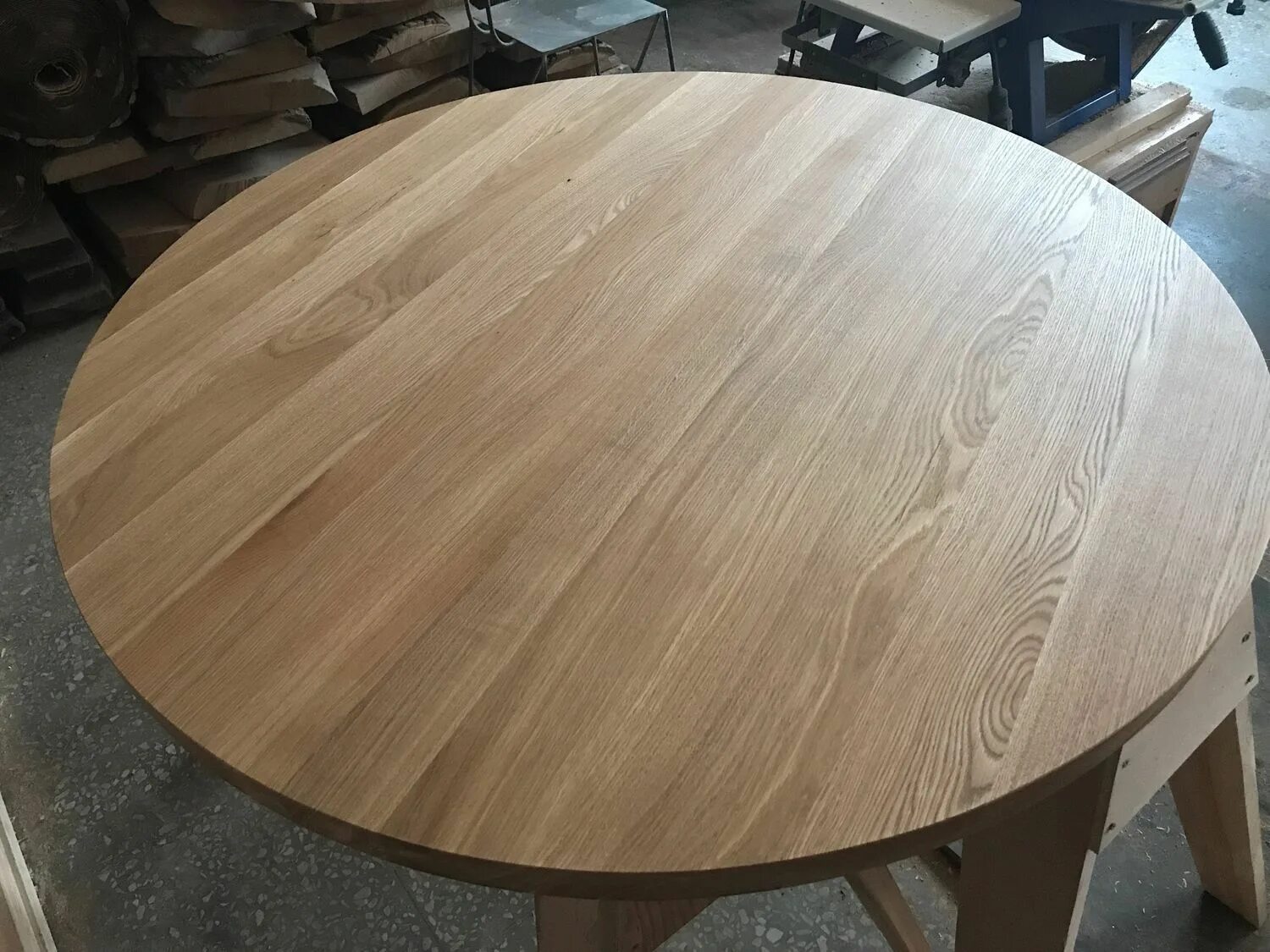 Купить круглый в омске. Круглый деревянный стол. Круглый дубовый стол. Большой деревянный круглый стол. Стол круглый шпон дуба.