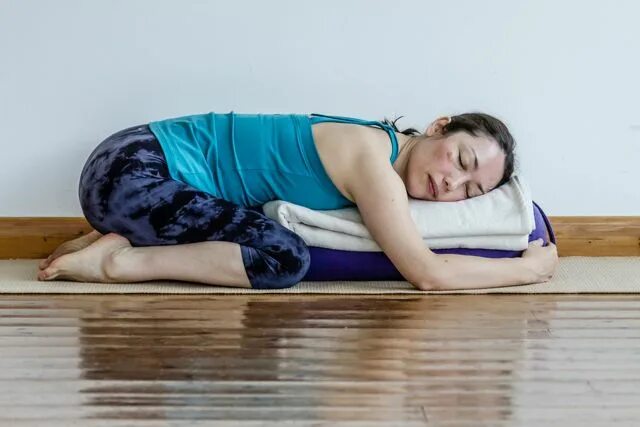 Йога позы для сна. Медитация лежа. Йога нидра медитация. Как спят йоги. Йога нидра.