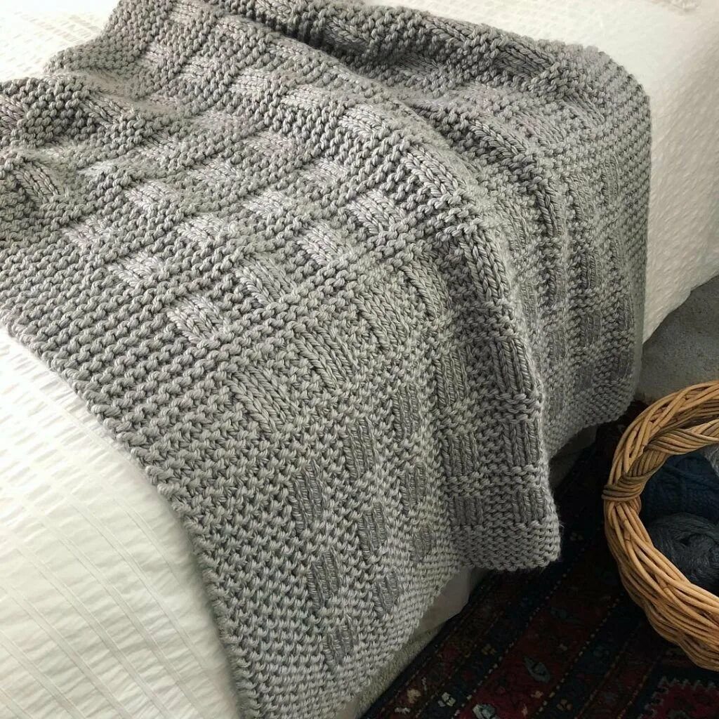 Вязаное покрывало на кровать. Плед покрывала спицами. Вязаный плед на диван. Плед вязаный. Плед спицами.