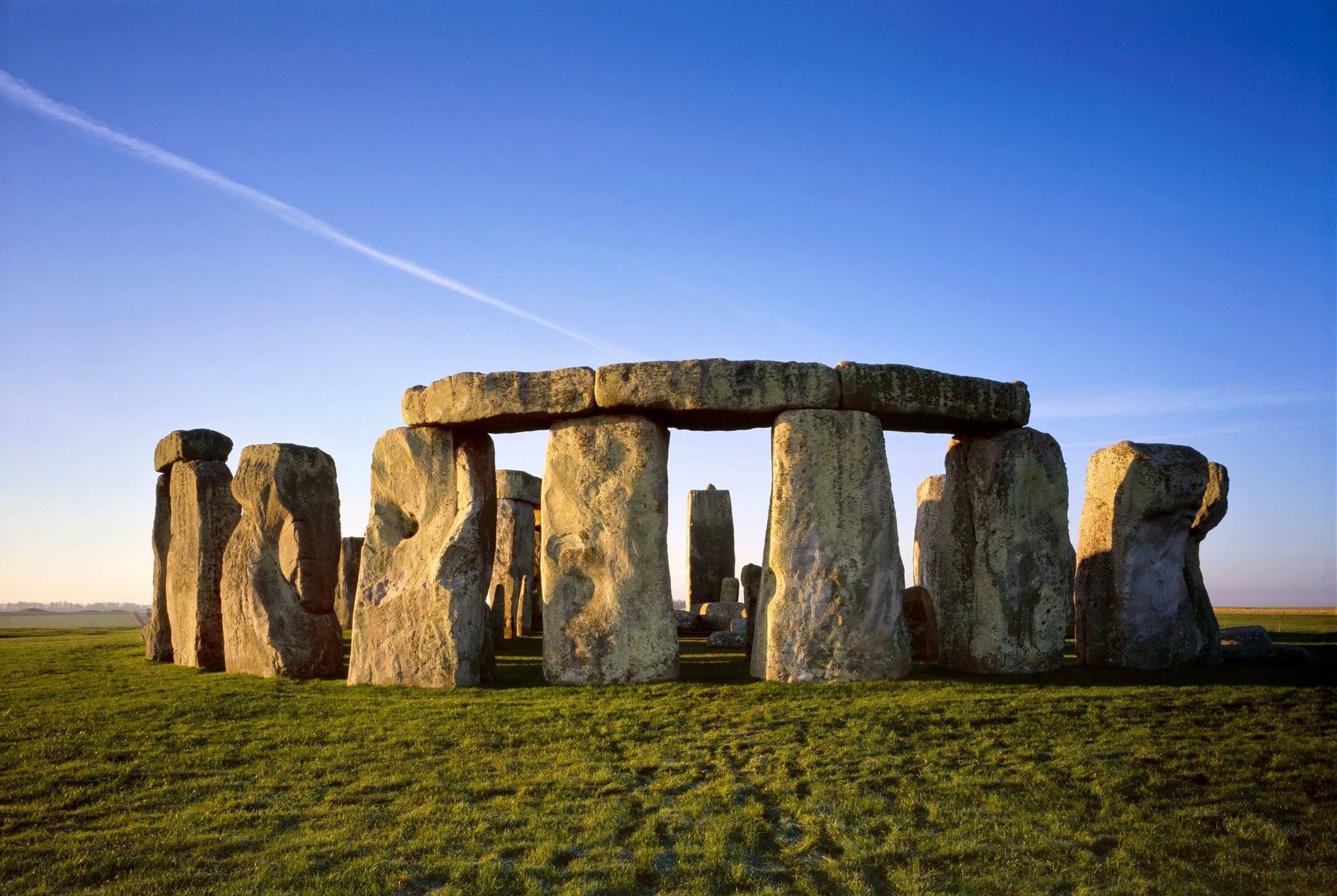 The famous stonehenge. Стоунхендж Англия. Кромлех Стоунхендж. Стоунхендж ЮНЕСКО. Кромлех Стоунхендж. Великобритания. Неолит.