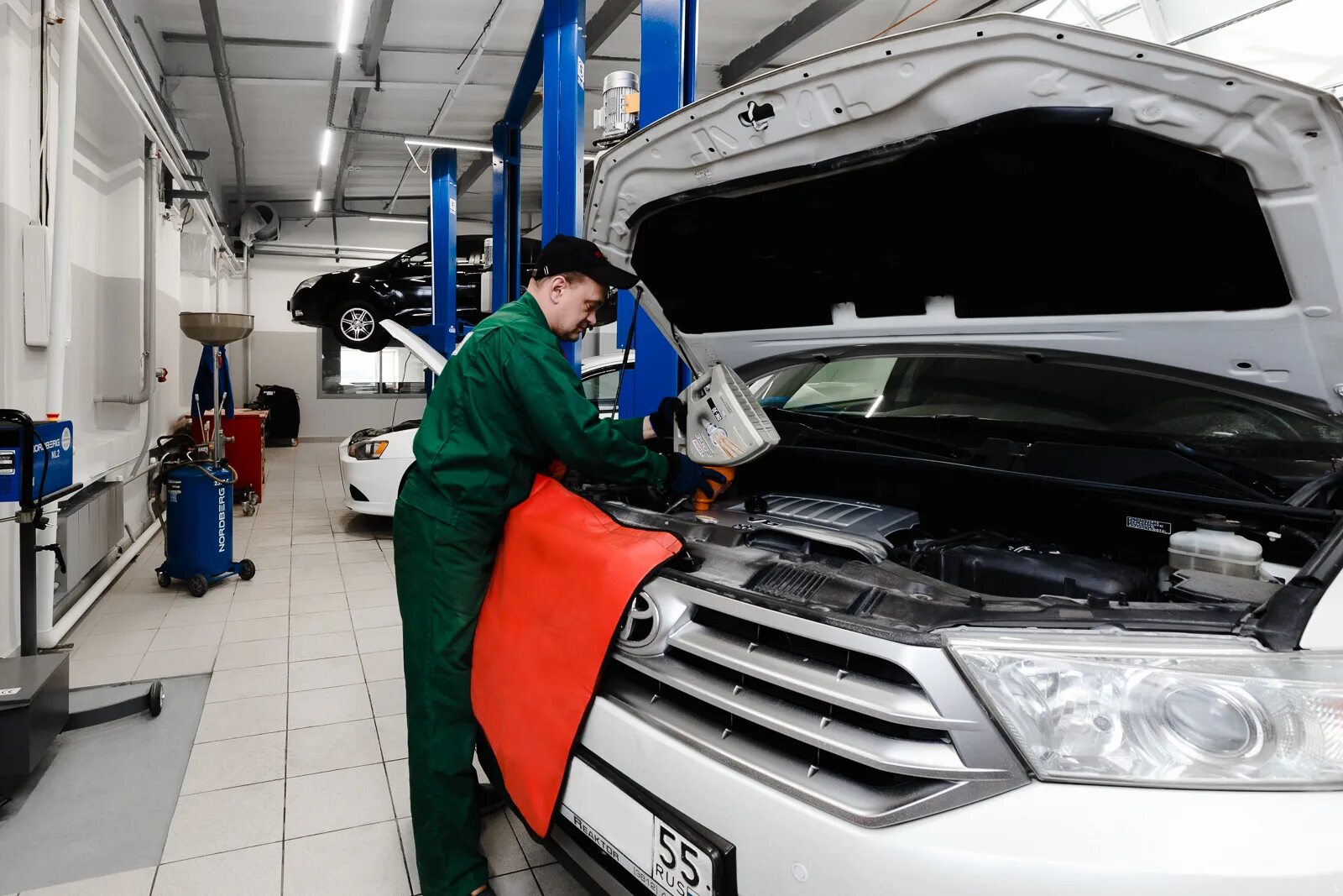 Техникум автомеханик. Автомеханик электрик. Автомеханик учёба. Профессиональный автомеханик. Auto-clinic.