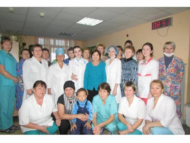 Работники терапевтического отделения. Операционное отделение. Црб малая вишера. Красновишерск победы 3. Главный врач ивдельской больницы.