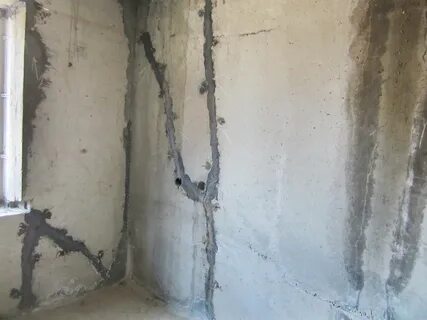 Щель в стене панельного дома