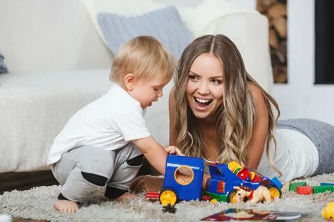 Женщина играет с ребенком