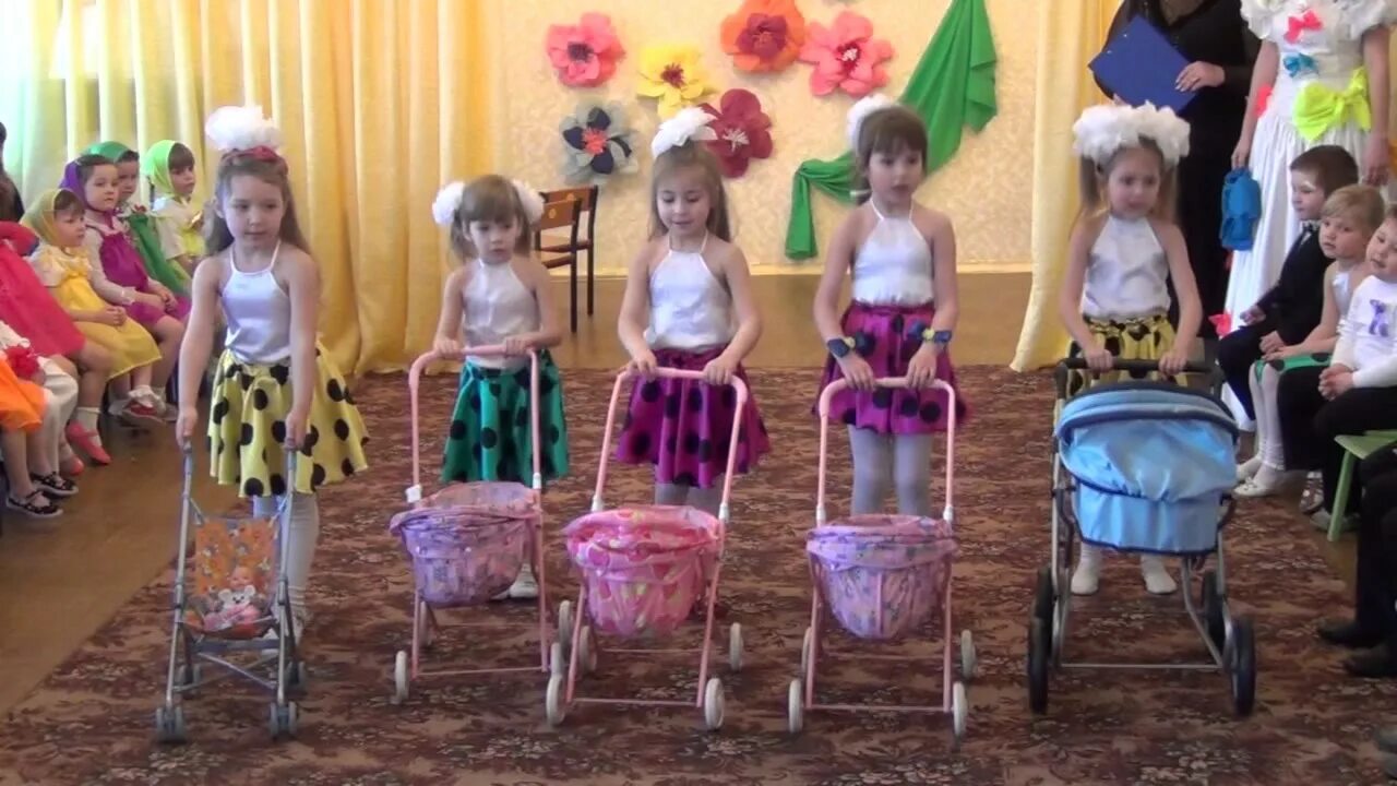 День матери разновозрастная группа. Танец с колясками в детском саду. Сценка мамы с колясками. Сценка с колясками 8 марта. Танец с колясками ДОУ сред.