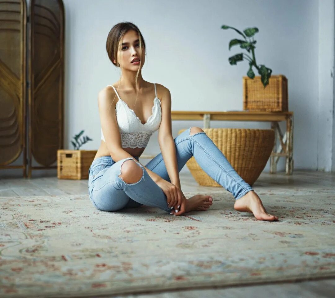 Девушки джинсы босиком. Девушки джинсы босиком